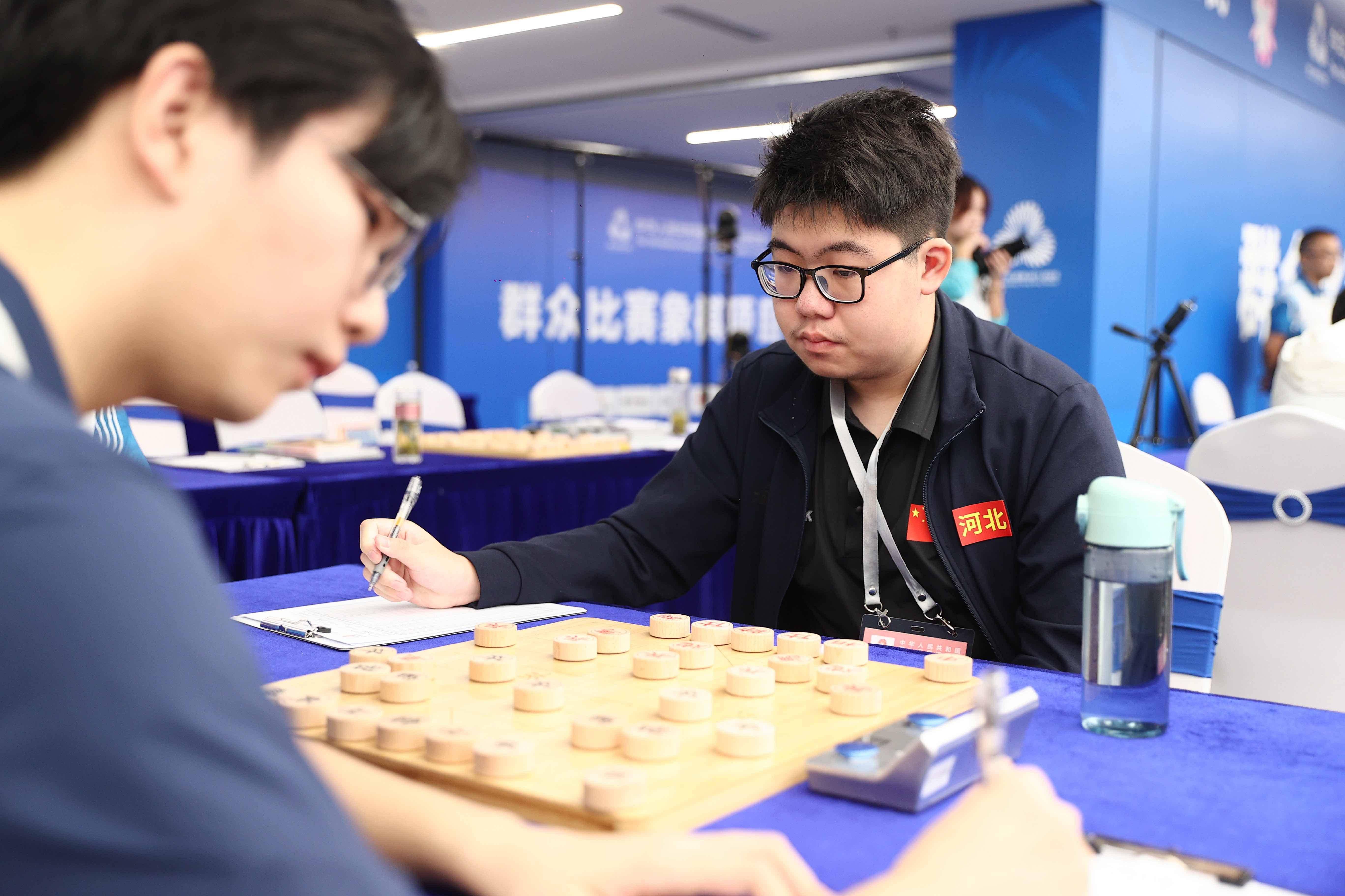 九游体育-备战关键对手，主教练稳固战术布局